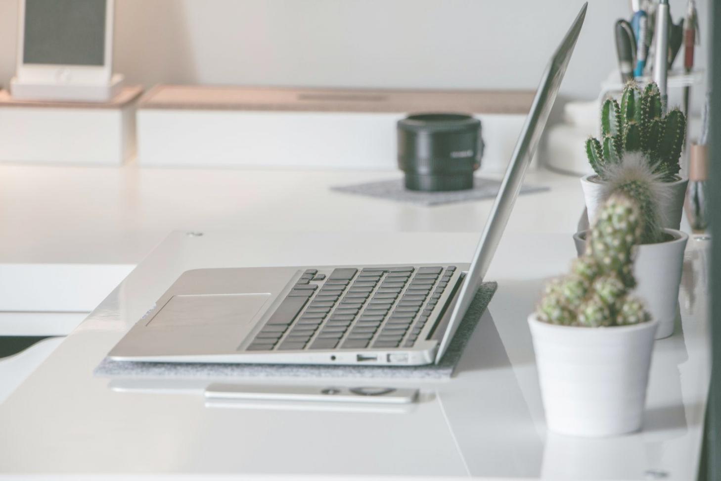 Salle de formation moderne avec écrans et outils d'analyse financière
