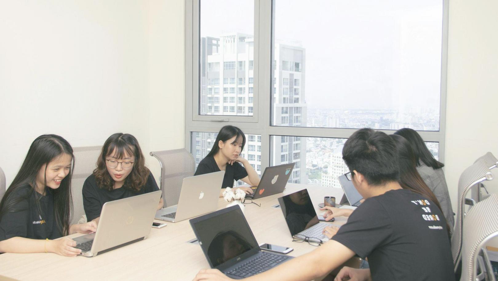 Étudiants travaillant sur des analyses financières dans un environnement moderne
